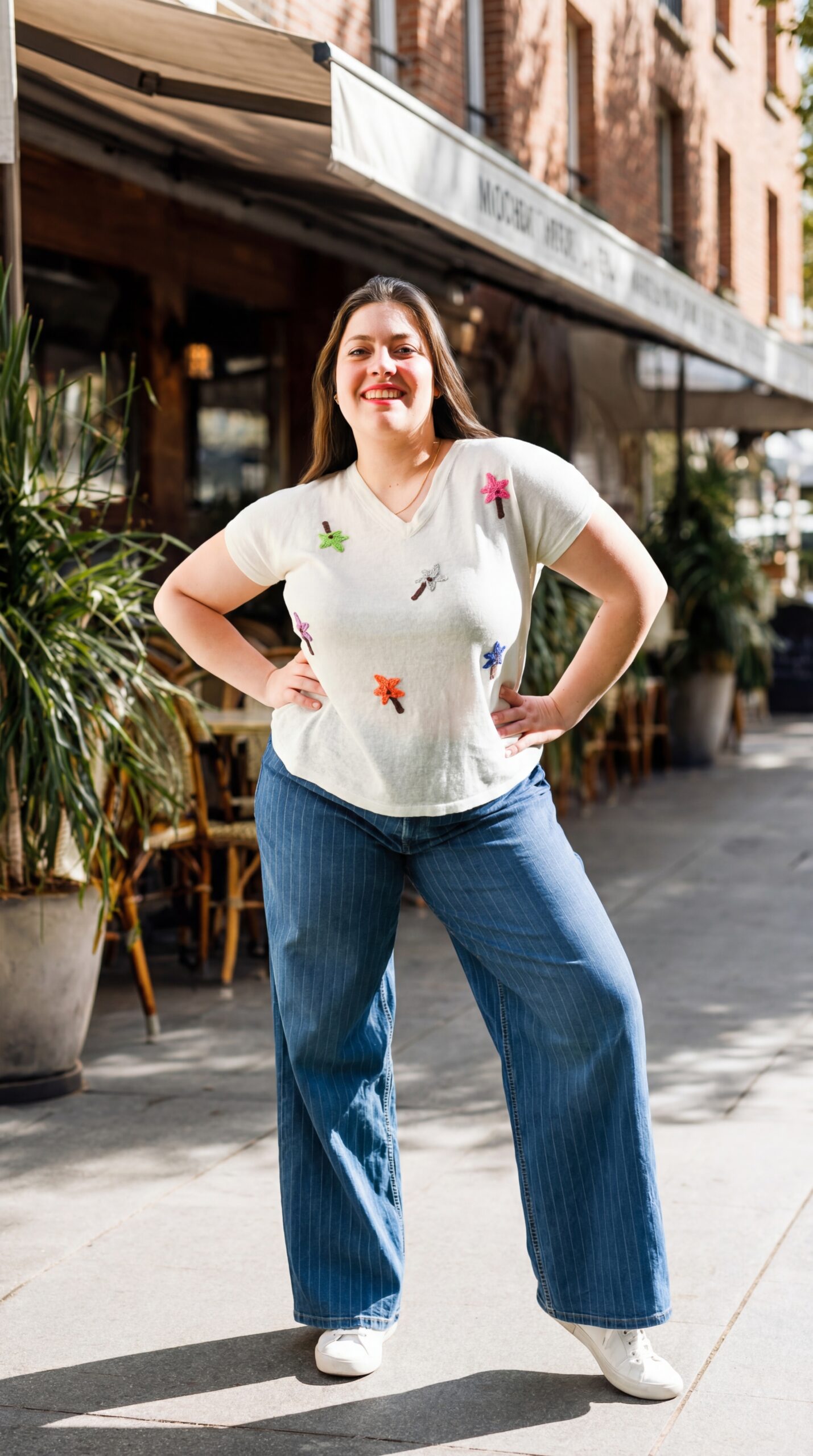 Pull en maille de lin avec encolure en V et broderies